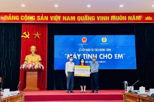 Tiếp nhận hơn 108 tỷ đồng tài trợ cho Chương trình 'Sóng và máy tính cho em'