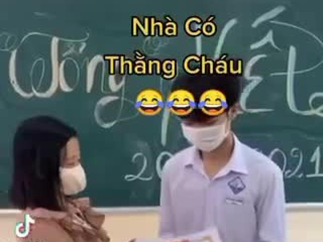 Lần đầu được nhận bằng khen, nam sinh có hành động "khó đỡ" khiến cô giáo hốt hoảng