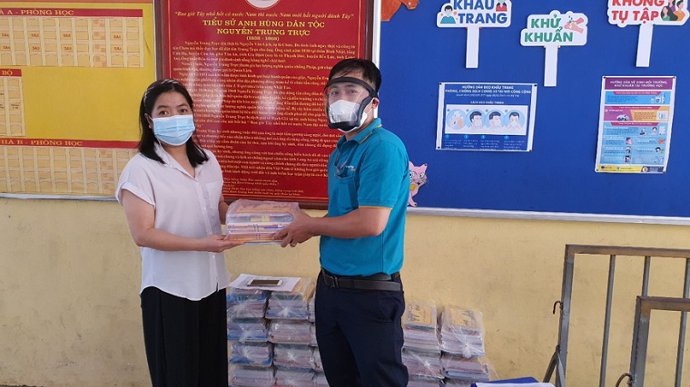 Bưu chính chuyển phát sách giáo khoa đến tận nhà học sinh