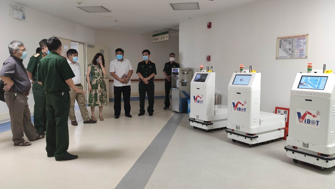Hệ thống robot hỗ trợ đắc lực trong phòng, chống dịch tại các ‘điểm nóng’