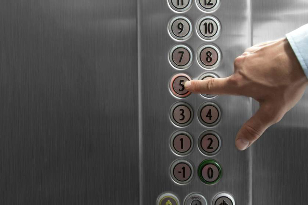 Cách tránh lây nhiễm COVID-19 trong thang máy dân văn phòng cần biết - Ảnh 2.