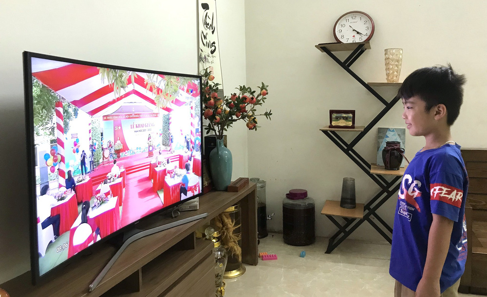 Hơn 1 triệu học sinh ở Xứ Nghệ đón khai giảng đặc biệt qua điện thoại và tivi - Ảnh 4.