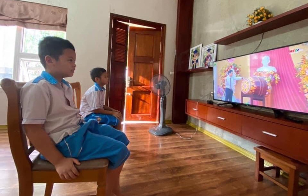 Hơn 1 triệu học sinh ở Xứ Nghệ đón khai giảng đặc biệt qua điện thoại và tivi - Ảnh 7.