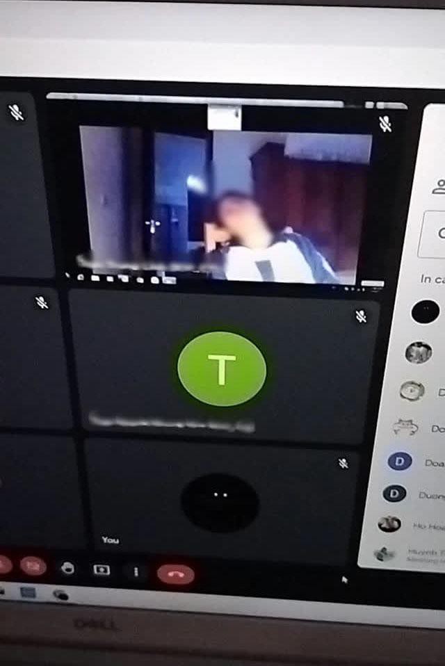 Nữ sinh học online quên tắt camera bị cô giáo bắt gặp ngay khoảnh khắc "ngượng chưa kìa"