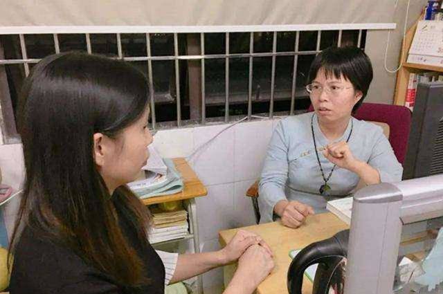 Bé gái 3 tuổi bị các bạn trong lớp xa lánh, nguyên nhân từ chiếc váy "giá cắt cổ" của đứa trẻ